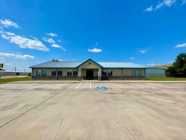More Photos Of 21120 Spring Town Dr, Spring Showroom For Lease