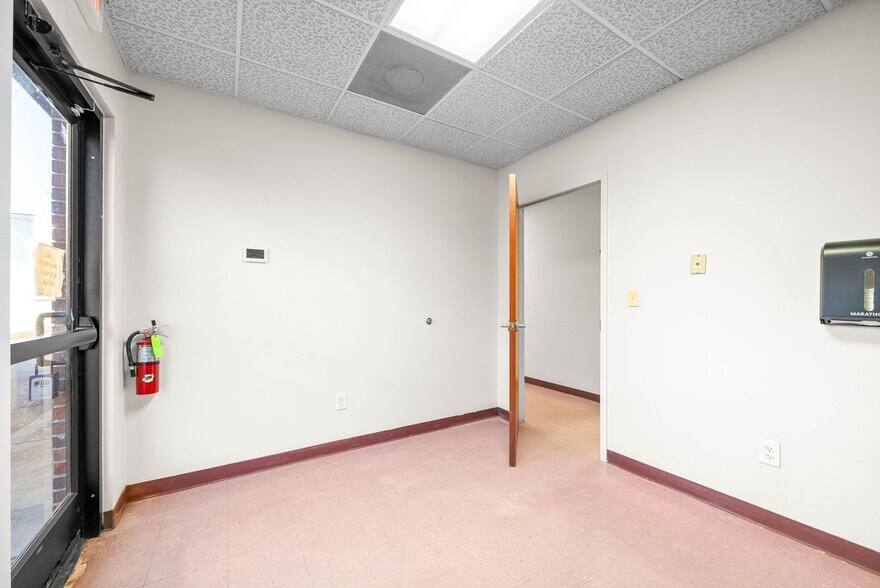 More Photos Of 215 8th St, Clarksville Medical For Lease