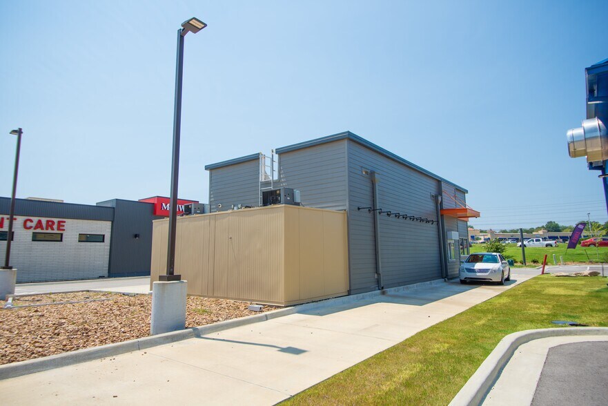More Photos Of 6701 S Memorial Dr, Tulsa Fast Food For Sale
