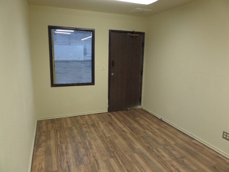 More Photos Of 2602 W Holly St, Phoenix Warehouse For Lease