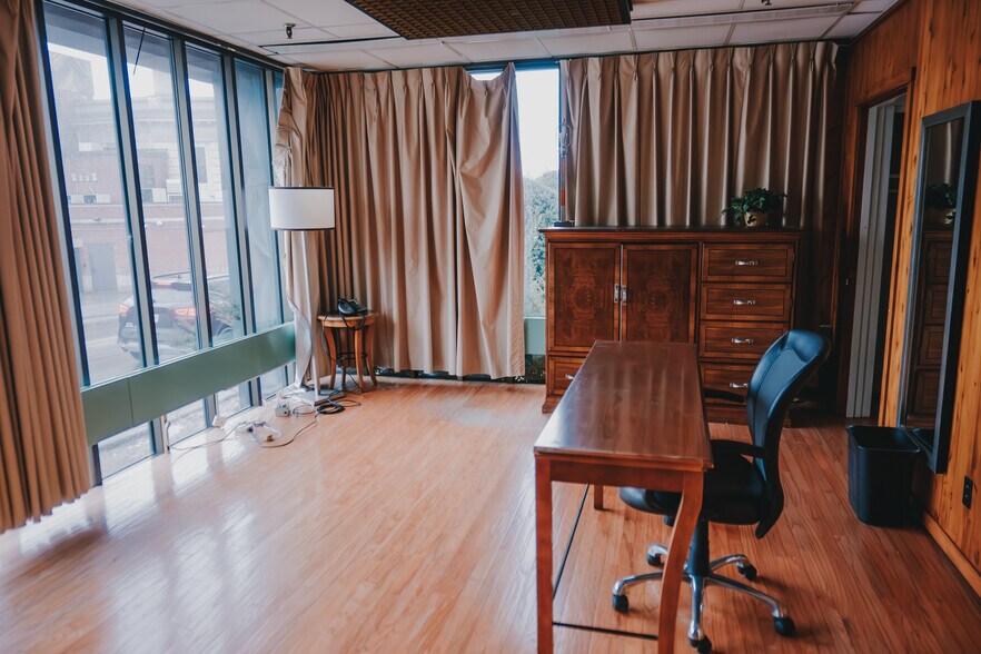 More Photos Of 136 Center St, Old Town Office For Sale