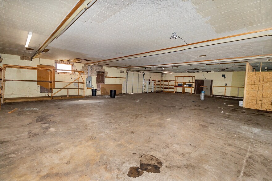 More Photos Of 1627 S Hillside St, Wichita Freestanding For Sale