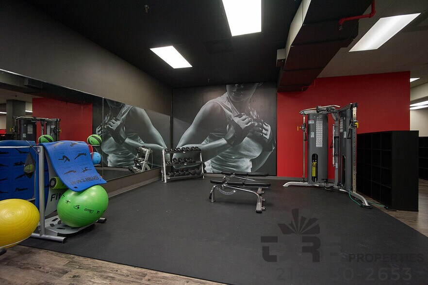 More Photos Of 8585 N Stemmons Fwy, Dallas Unknown For Lease