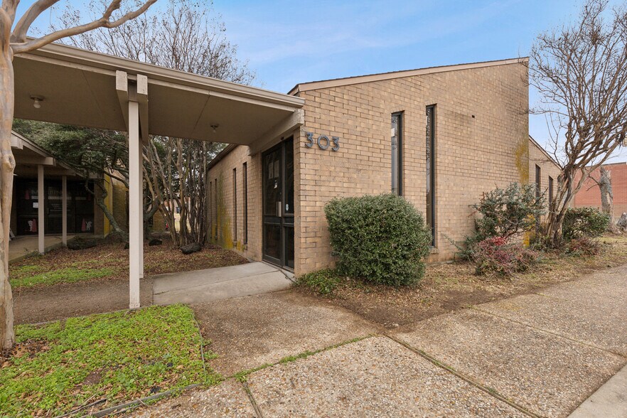 More Photos Of 303 N Ridgeway Dr, Cleburne Medical For Sale