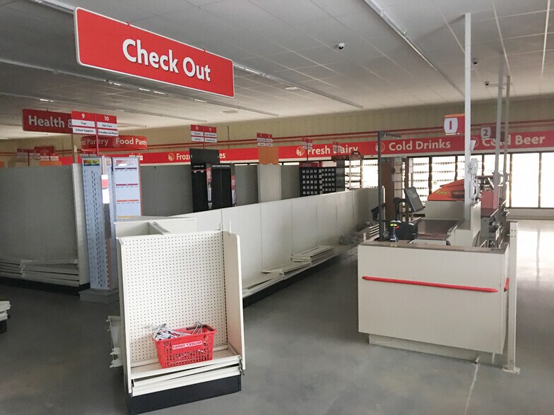 More Photos Of 305 S 1st St, Wakeeney General Retail For Lease