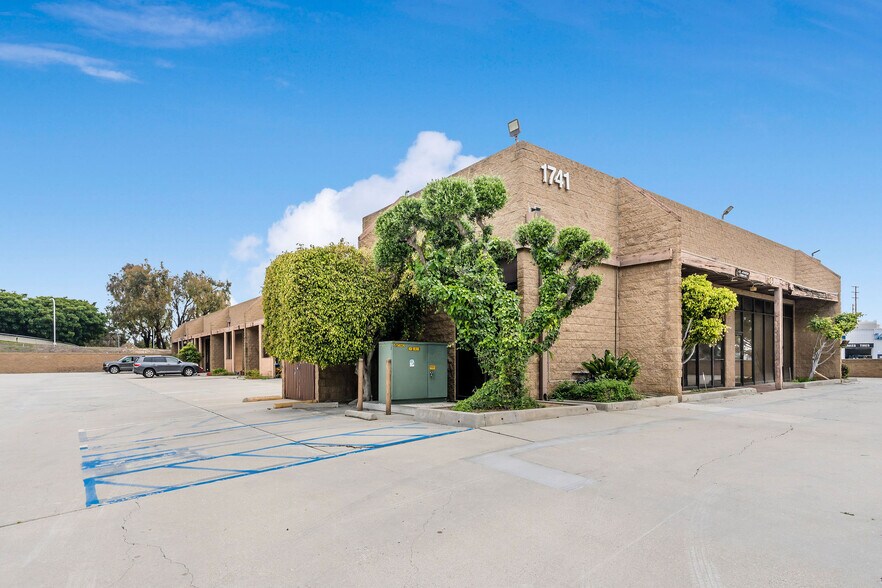 More Photos Of 1741 Torrance Blvd, Torrance Flex For Lease