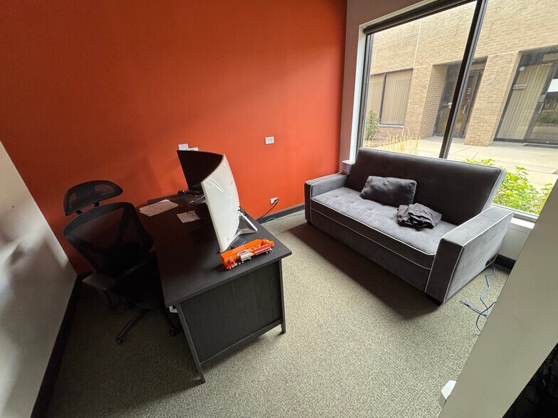 More Photos Of 220-320 Howard Ave, Des Plaines Light Distribution For Sale