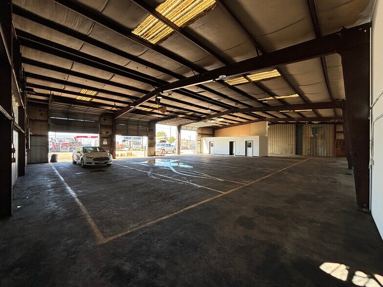 More Photos Of 2570 Berner St, Fort Worth Service For Sale