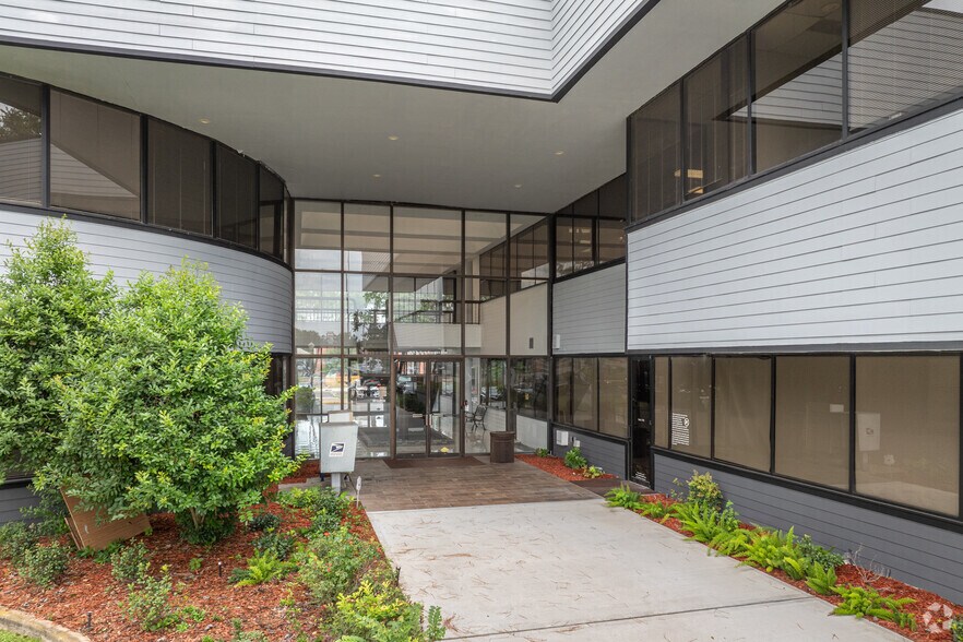 More Photos Of 333 N Rivershire Dr, Conroe Office For Lease