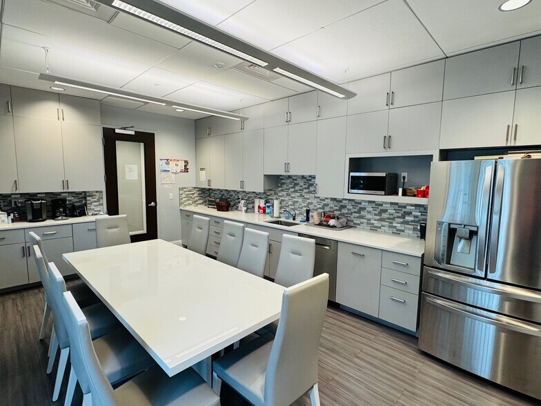 More Photos Of 1110 Pine Ridge Rd, Naples Office For Sale