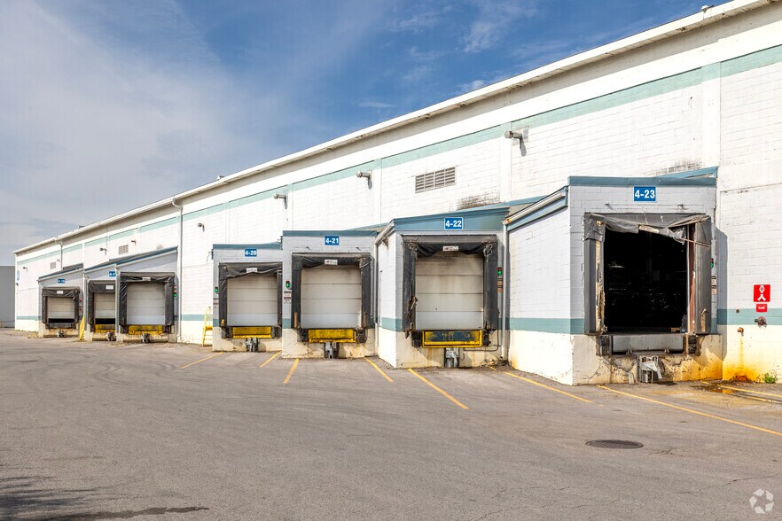 More Photos Of 2555 Ave Dollard, Montréal Warehouse For Lease