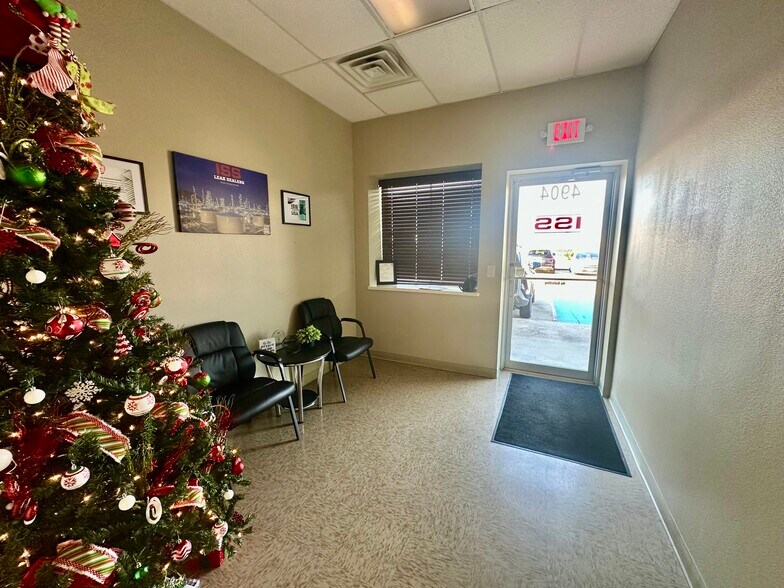 More Photos Of 4904 Railroad St, Deer Park Service For Lease