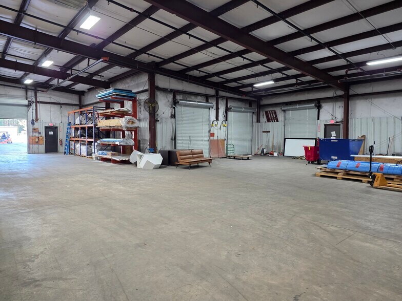More Photos Of 318 Bell Park Dr, Woodstock Distribution For Lease