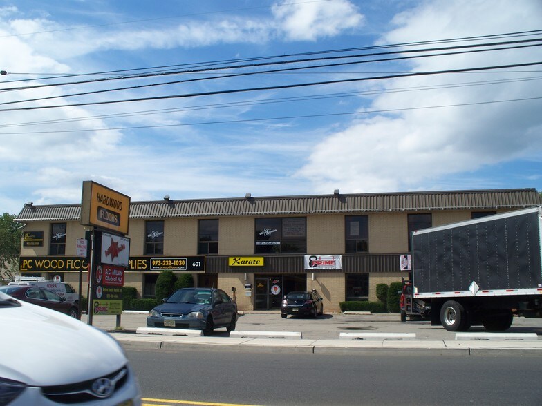 More Photos Of 601-605 Union Blvd, Totowa Showroom For Lease
