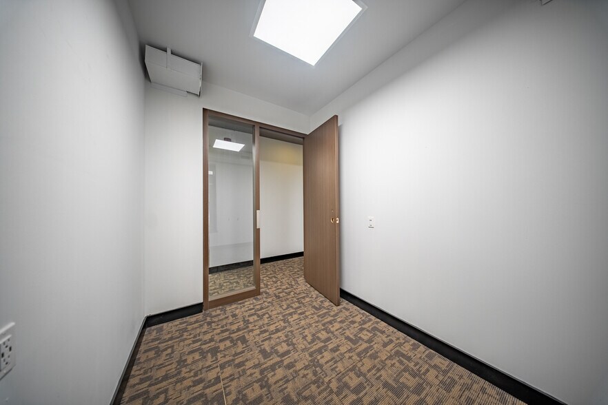 More Photos Of 31 Elm St, Toronto Storefront Retail Office For Sale