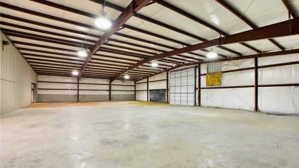 More Photos Of 4146 W US Highway 79, Rockdale Warehouse For Sale
