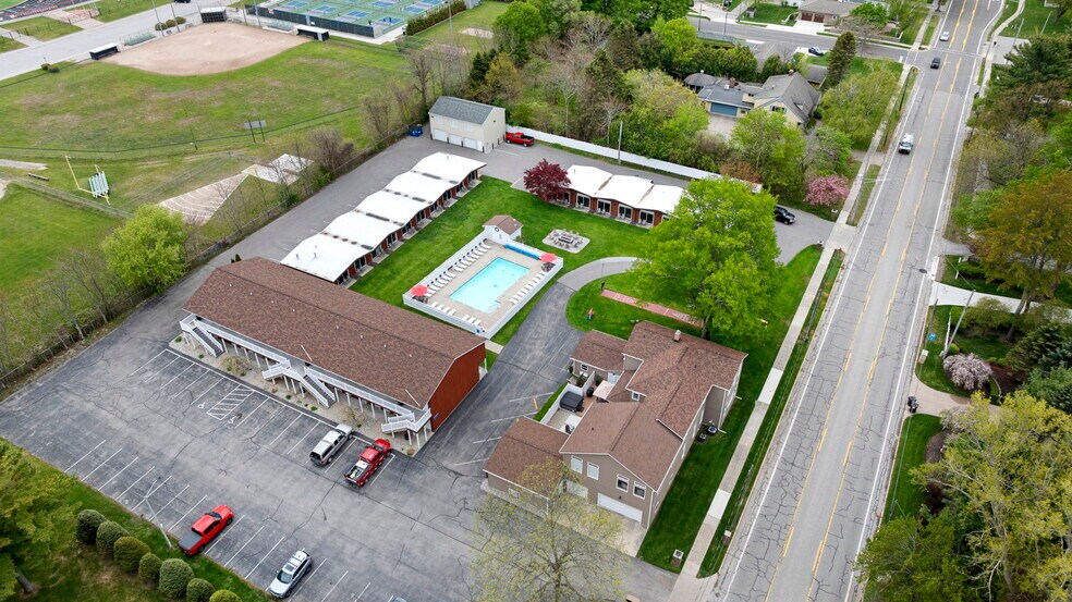 More Photos Of 612 N Lakeshore Dr, Ludington Hotel For Sale