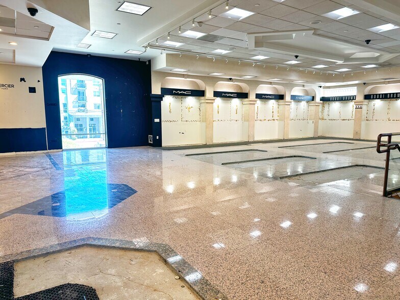More Photos Of 12640 Riverside Dr, Valley Village Storefront Retail Office For Sale