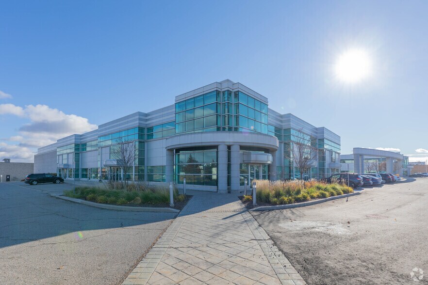 More Photos Of 9133 Leslie St, Richmond Hill Showroom For Lease