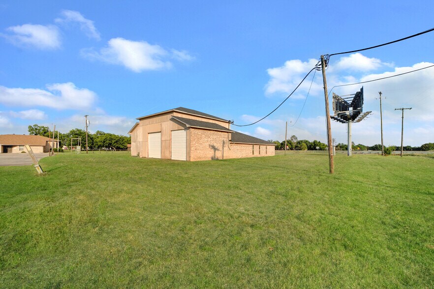 More Photos Of 205 E North Interstate 30 Service Rd, Cumby Showroom For Lease