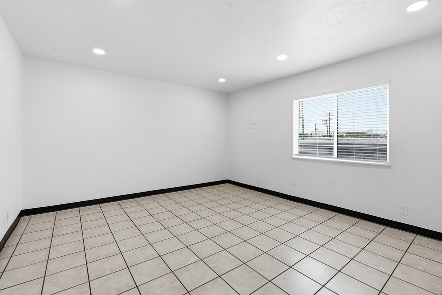 More Photos Of 1120 E 52nd St, Austin Flex For Sale