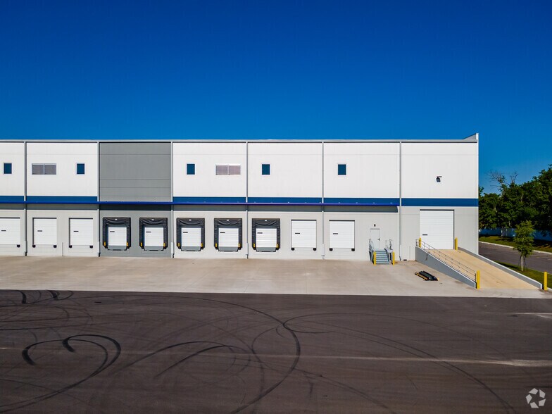 More Photos Of 6337 County Road 579, Seffner Distribution For Lease