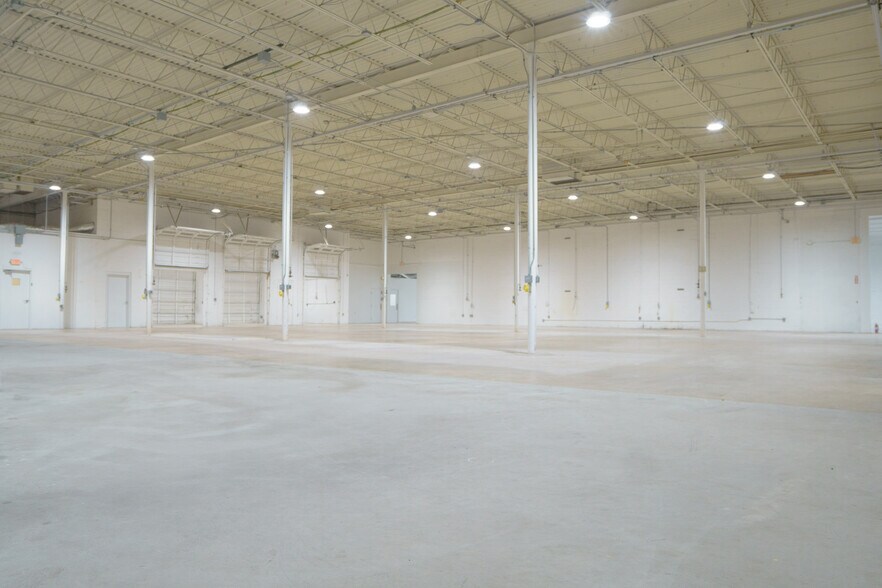 More Photos Of 9121 King Arthur Dr, Dallas Manufacturing For Lease
