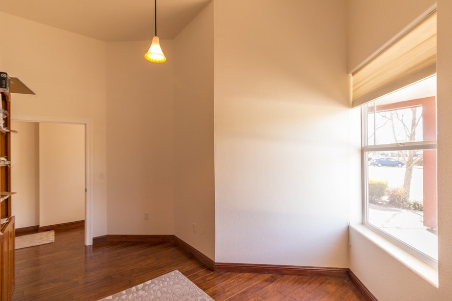 More Photos Of 220 Windsor River Rd, Windsor Apartments For Sale