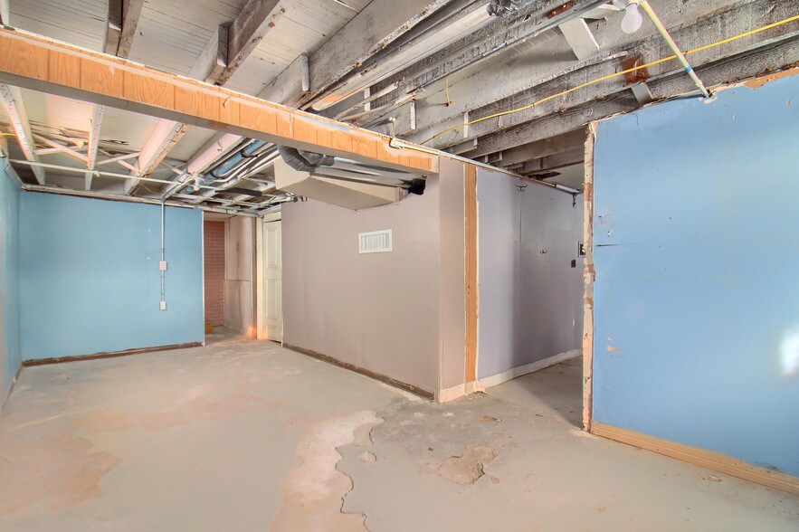 More Photos Of 2555 Sheridan Blvd, Edgewater Storefront Retail Office For Sale