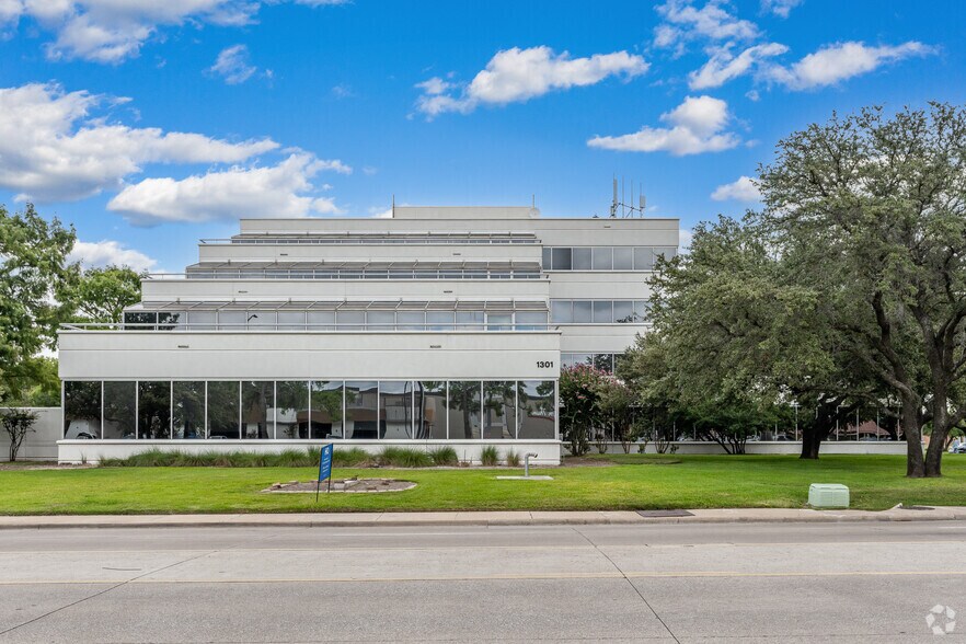 More Photos Of 1301 S Bowen Rd, Arlington Coworking Space