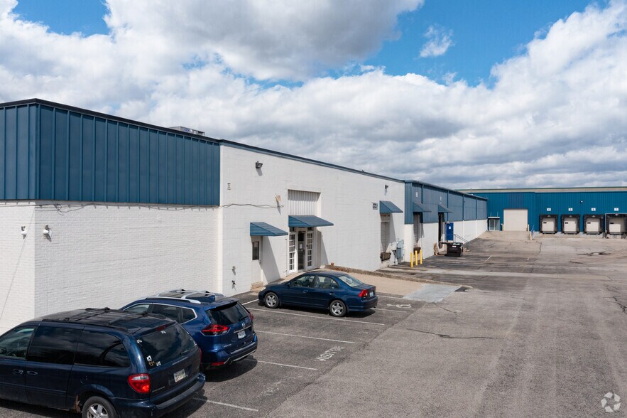 More Photos Of 6043 Interstate Cir, Blue Ash Warehouse For Sale