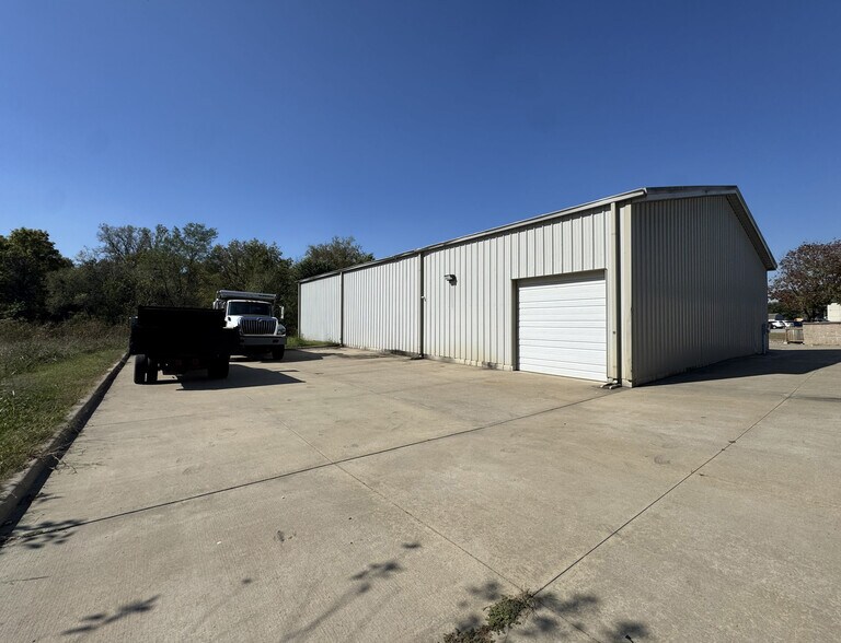 Primary Photo Of 422 W 2nd St, Bonner Springs Warehouse For Lease