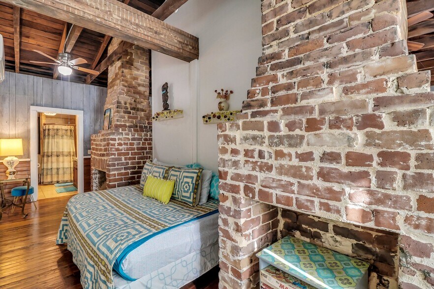 More Photos Of 8 E 41st St, Savannah Storefront Retail Residential For Sale