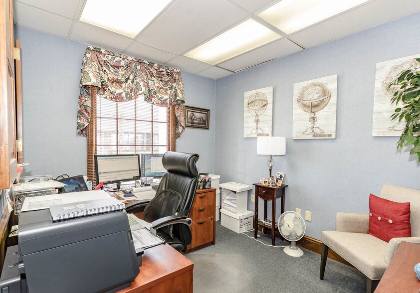 More Photos Of 215 Church St, Lenoir Office For Sale