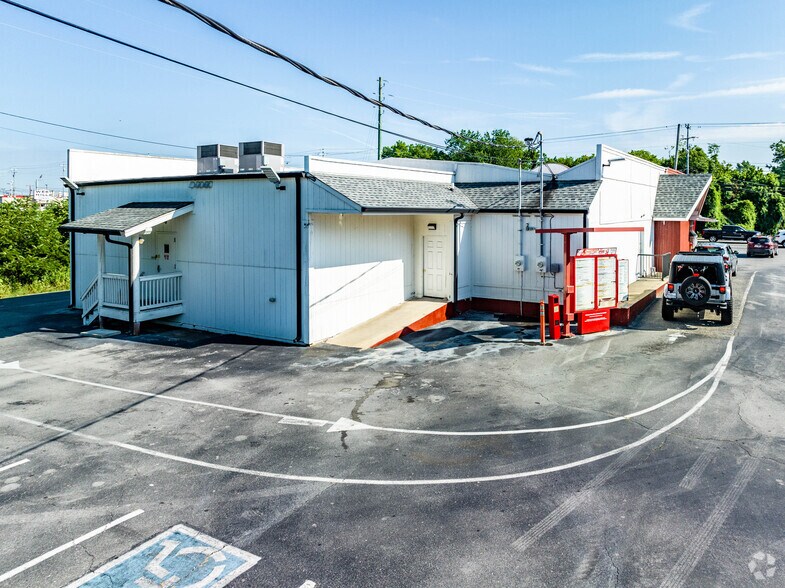 More Photos Of 1112 W Main St, Lebanon General Retail For Sale