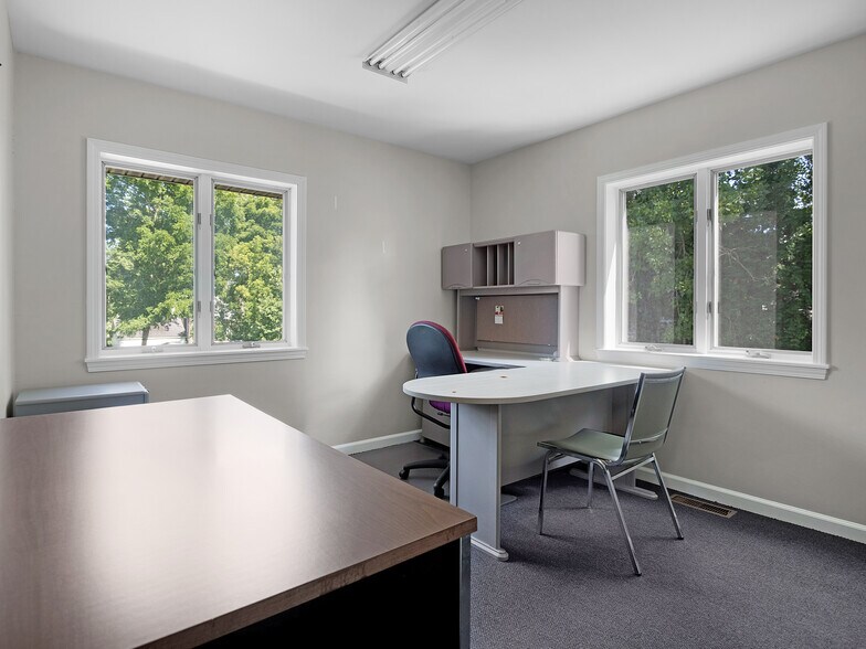 More Photos Of 644 E Main St, Palmyra Office For Sale