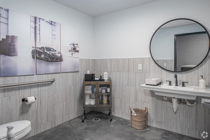 More Photos Of 4365 South Lee St, Buford Showroom For Lease