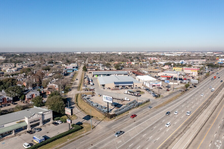 More Photos Of 10700 Gulf Fwy, Houston Warehouse For Lease