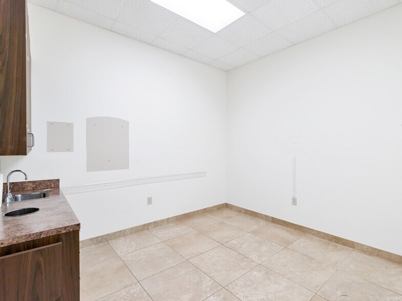 More Photos Of 714 S Peek Rd, Katy Medical For Lease