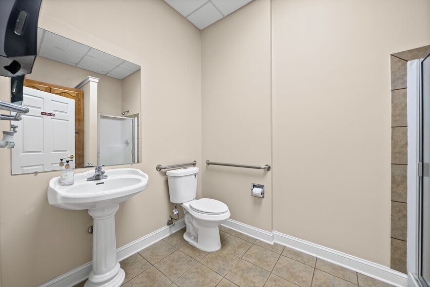 More Photos Of 1811 Alpine Dr, Clarksville Light Manufacturing For Lease