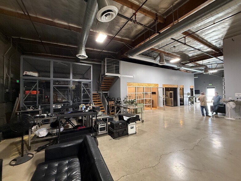 More Photos Of 620-624 N Victory Blvd, Burbank Warehouse For Lease