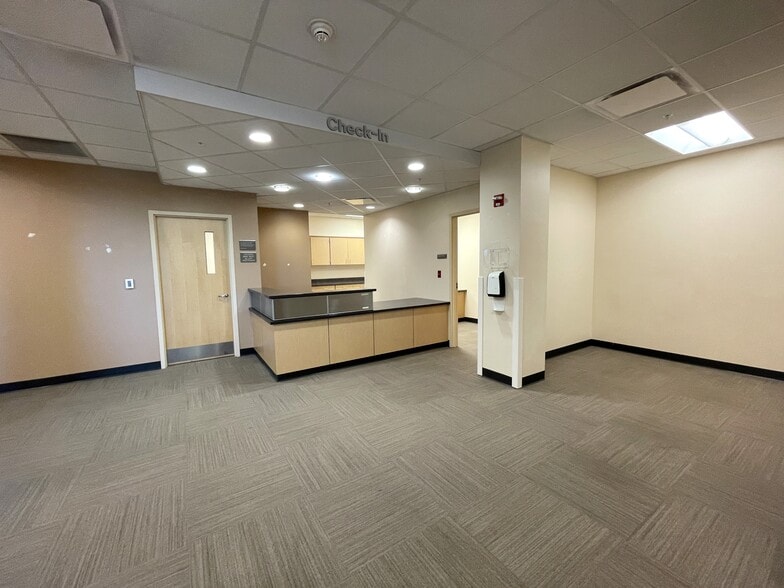 More Photos Of 7950 Ortho Ln, Brownsburg Medical For Lease