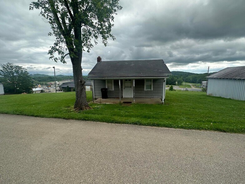 More Photos Of 711 Correll St, Somerset Flex For Sale