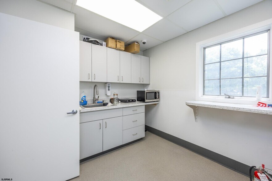 More Photos Of 535 Maple Ave, Linwood Veterinarian Kennel For Lease