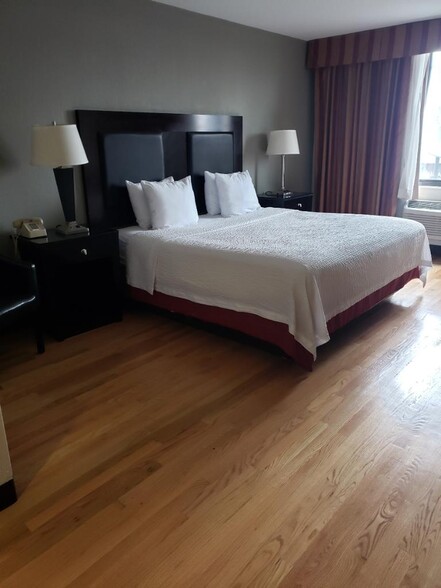 More Photos Of 2080 Mannheim Rd, Northlake Hotel For Sale