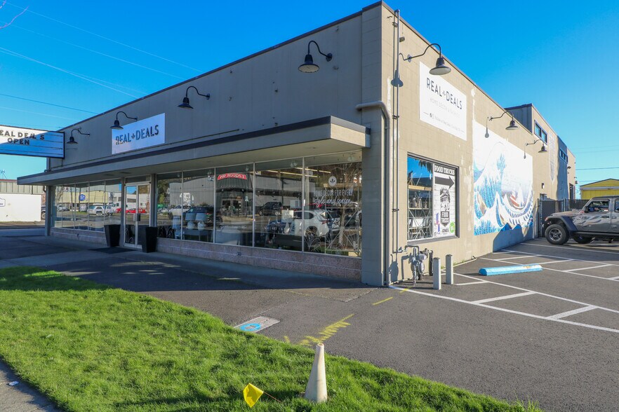 More Photos Of 775 N Front St, Coos Bay Bar For Sale