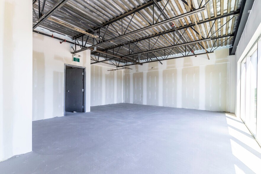 More Photos Of 585 Hanlon Creek Blvd, Guelph Showroom For Lease