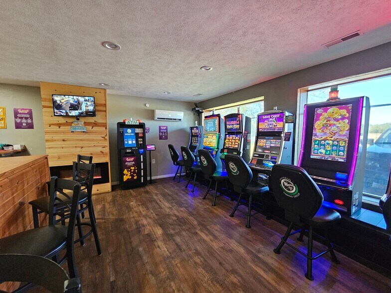 More Photos Of 512 W Egyptian Ave, Christopher Bar For Sale