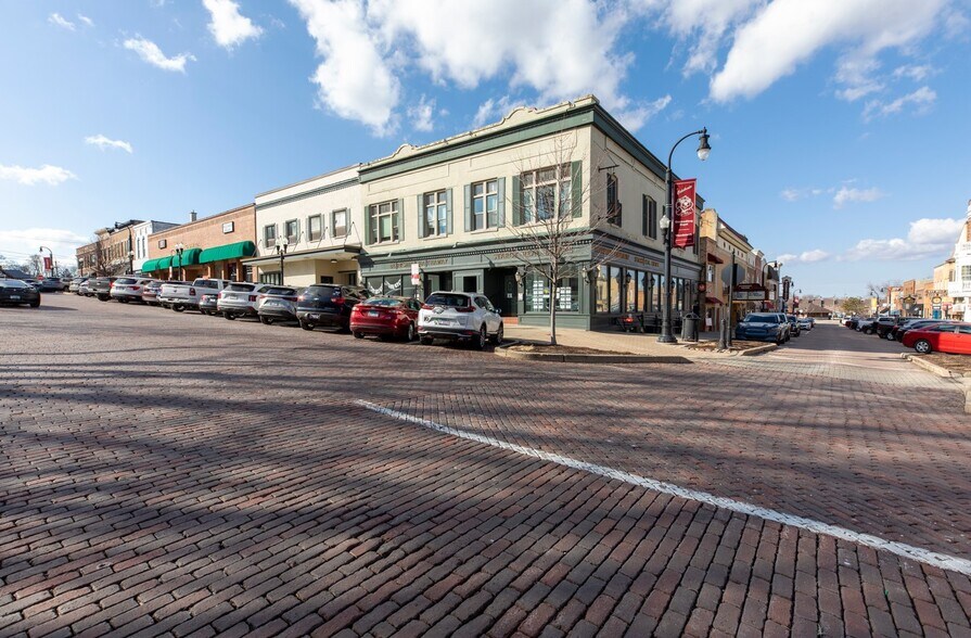 More Photos Of 118 Cass St, Woodstock Storefront For Sale