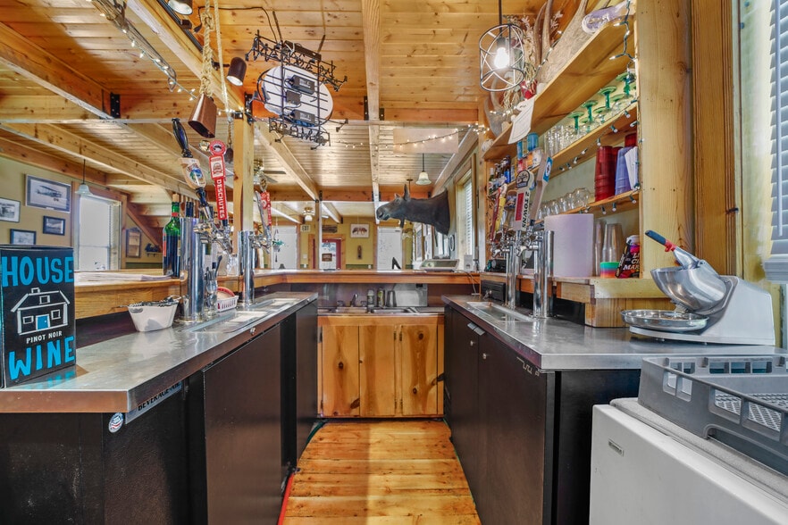 More Photos Of 418 W Spruce St, Mackay Hotel For Sale